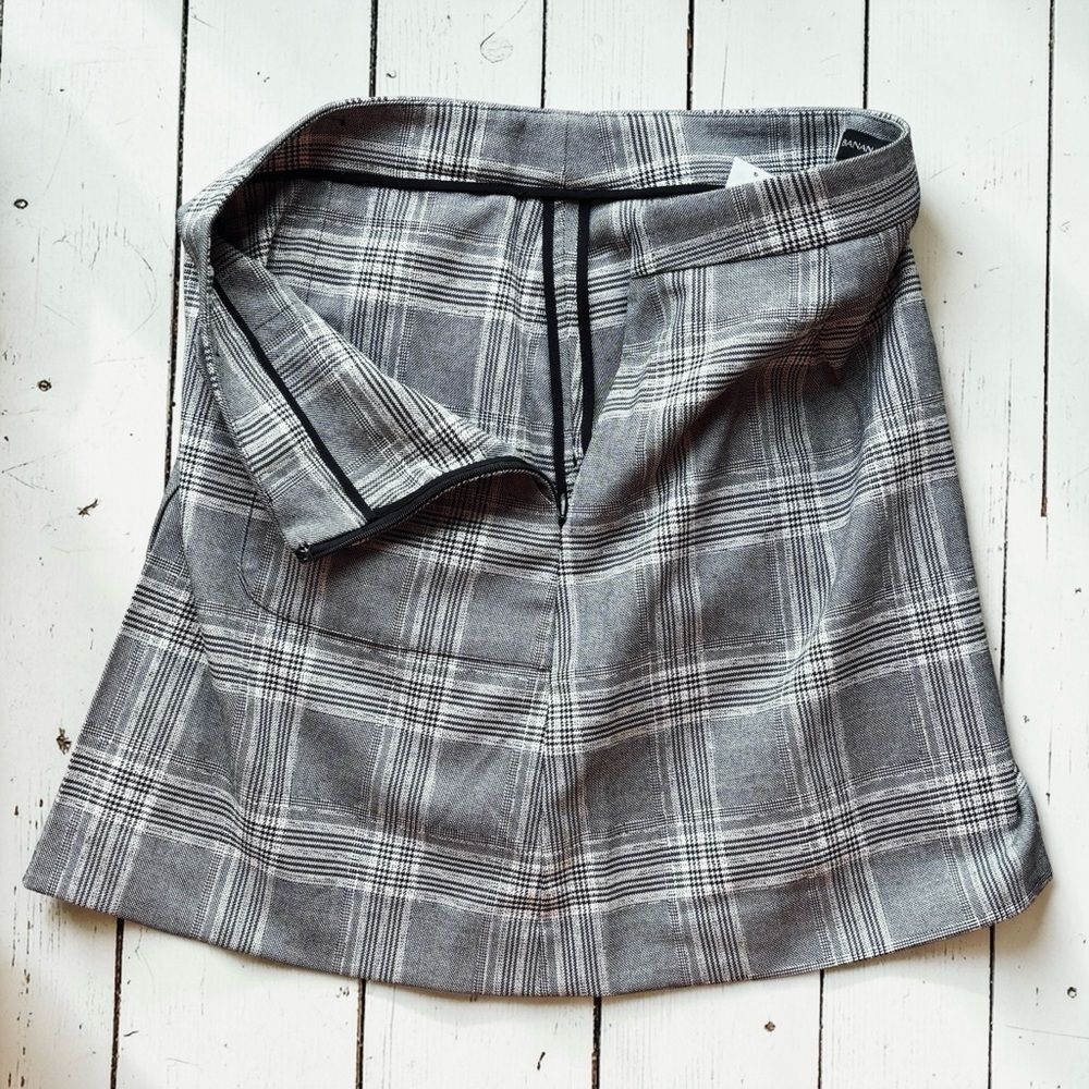 Banana Republic Gray Plaid Mini Skirt – Size 2 - Picture 5 of 10